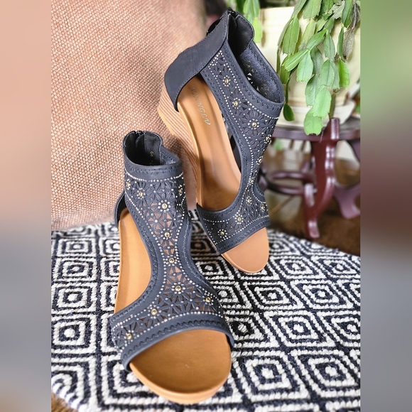 Cute Blue Sandles - Picture 2 of 12